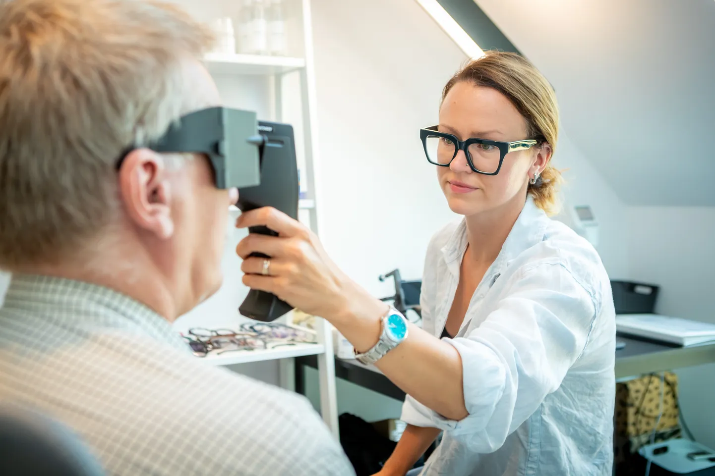 OPTOMETRIST Hanna Pajupuu-Bigando võtab Liival kliente vastu reedeti ja laupäeviti broneeringute alusel. Kui inimene ostab ka prillid, siis kontrolli eest raha maksma ei pea.