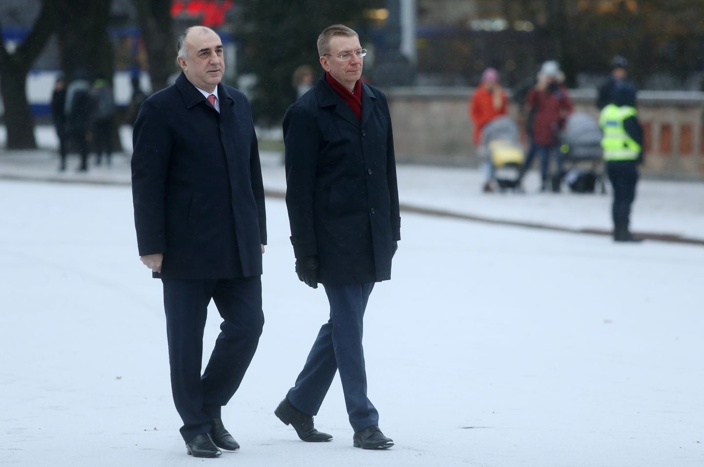 Latvijas ārlietu ministrs Edgars Rinkēvičs (no labās) un Azerbaidžānas ārlietu ministrs Elmaru Mammadjarovs piedalās ziedu nolikšanas ceremonijā pie Brīvības pieminekļa.