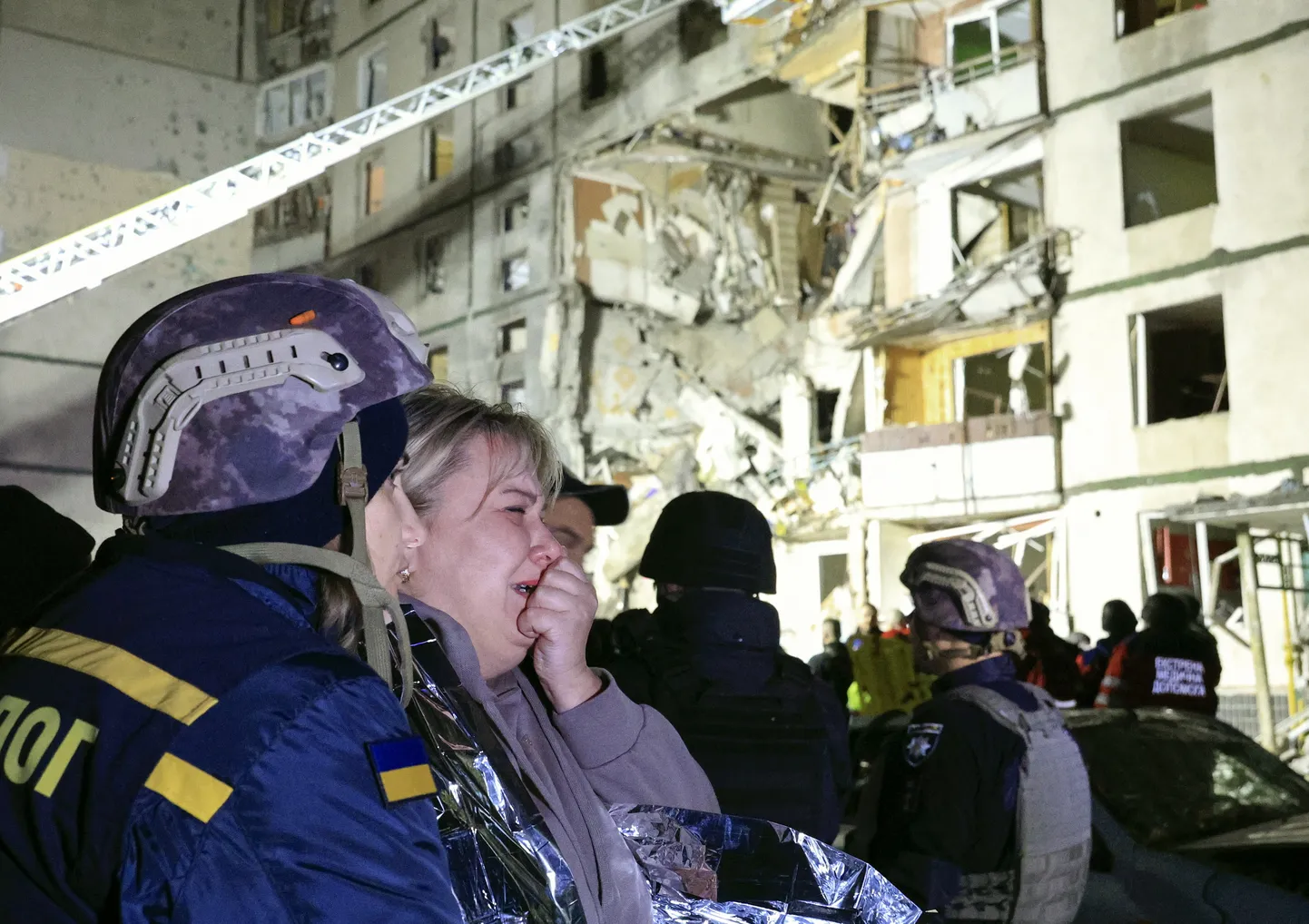 Igal ööl tabavad Ukrainat droonirünnakud. Fotol naine Harkivis, oma purustatud kodumaja ees. Rünnakus hukkus üks laps. 30. oktoobril 2024. aastal.