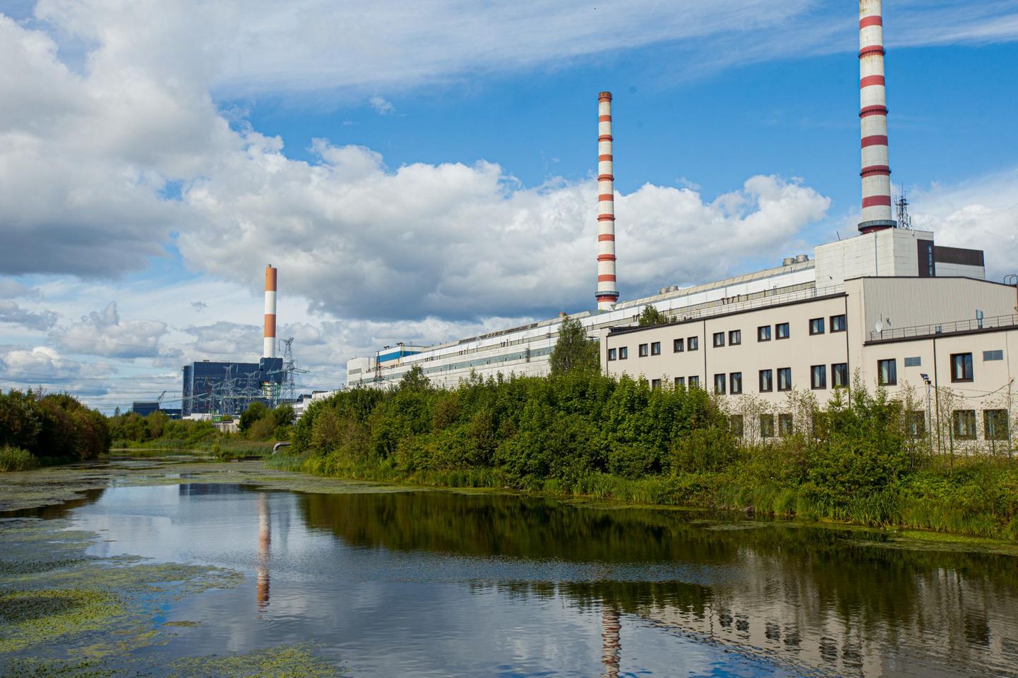 Paremal Narva vana elektrijaam ja vasakul uus Auvere elektrijaam.