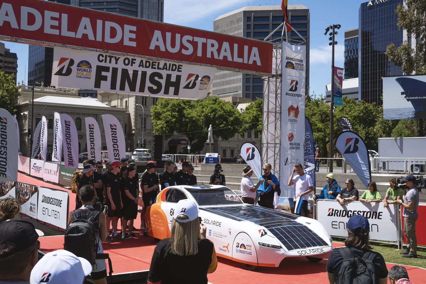 Solaride Austraalias päikeseautode maailmameistrivõistluste finišis.