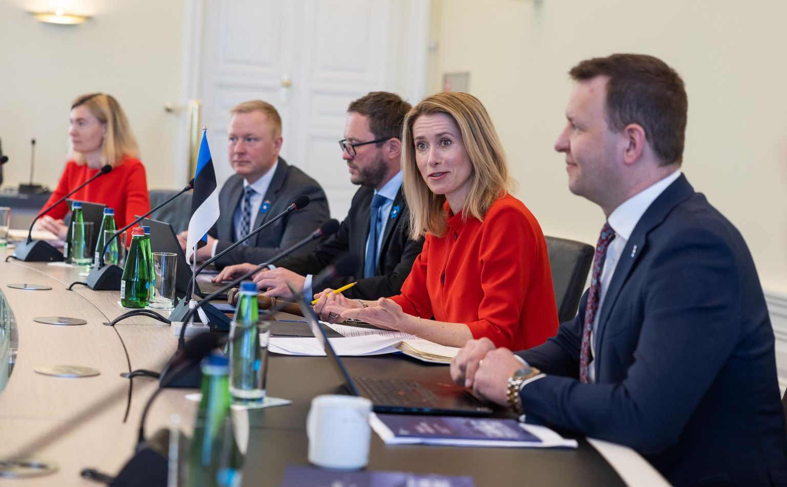 Uus valitsus pidas esimese istungi 20. aprillil. Paremalt Lauri Läänemets, Kaja Kallas, Margus Tsahkna, Mart Võrklaev ja Riina Sikkut. Nüüd on allkirja saanud ka valitsuse tegevusprogramm aastateks 2023–2027.