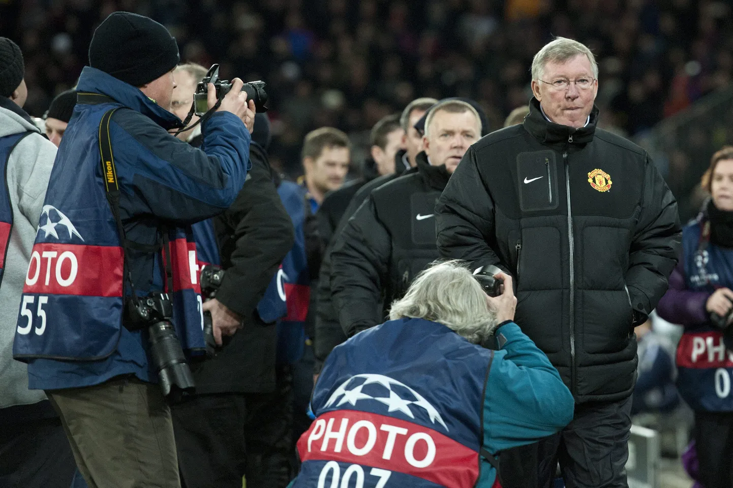 Pettunud Alex Ferguson lahkumas väljakult pärast Manchester Unitedi kaotust Baselile.