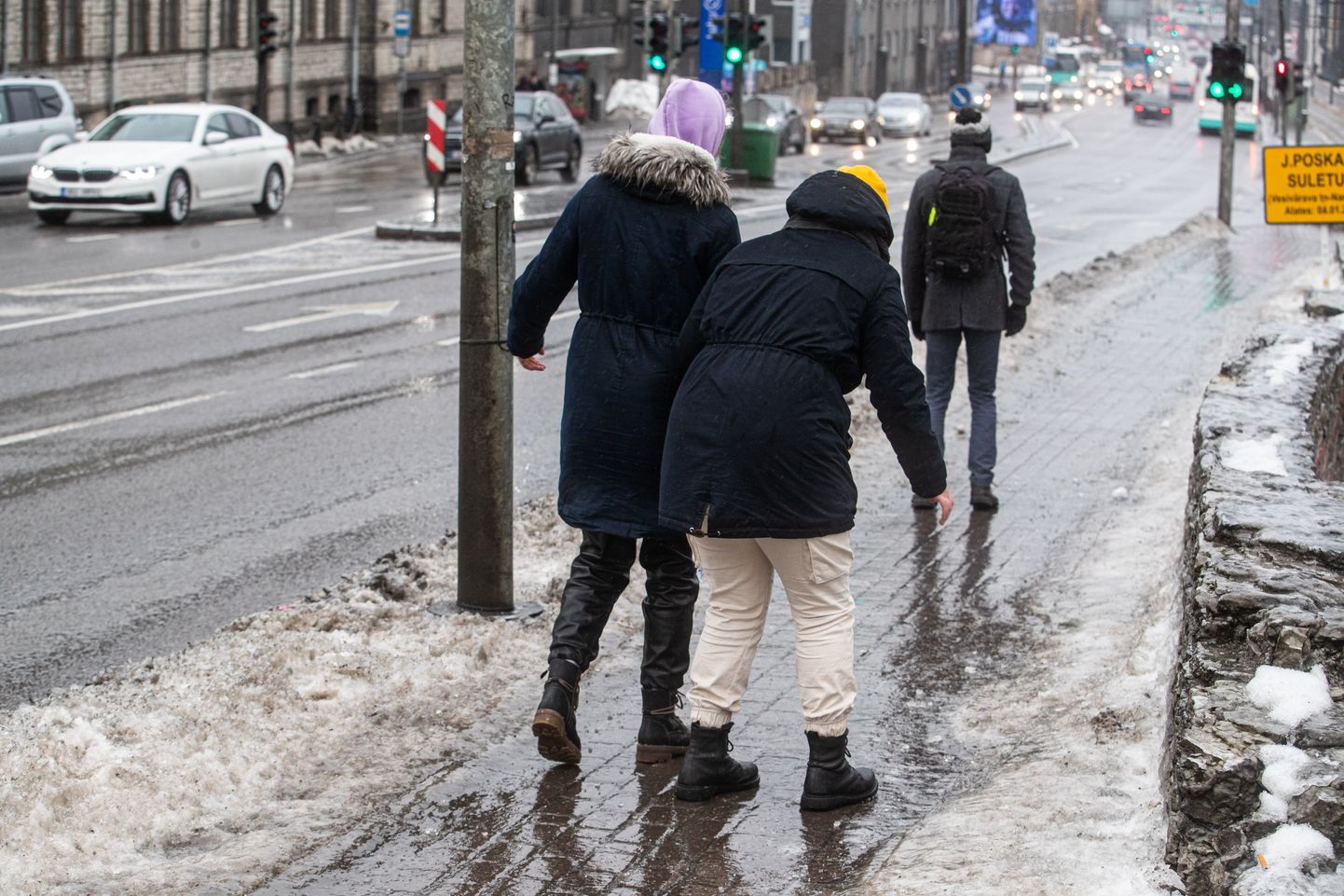 Jäävihm tekitas erakordse libeduse. Libedad tänavad, jalakäijad. 2021 kevad.