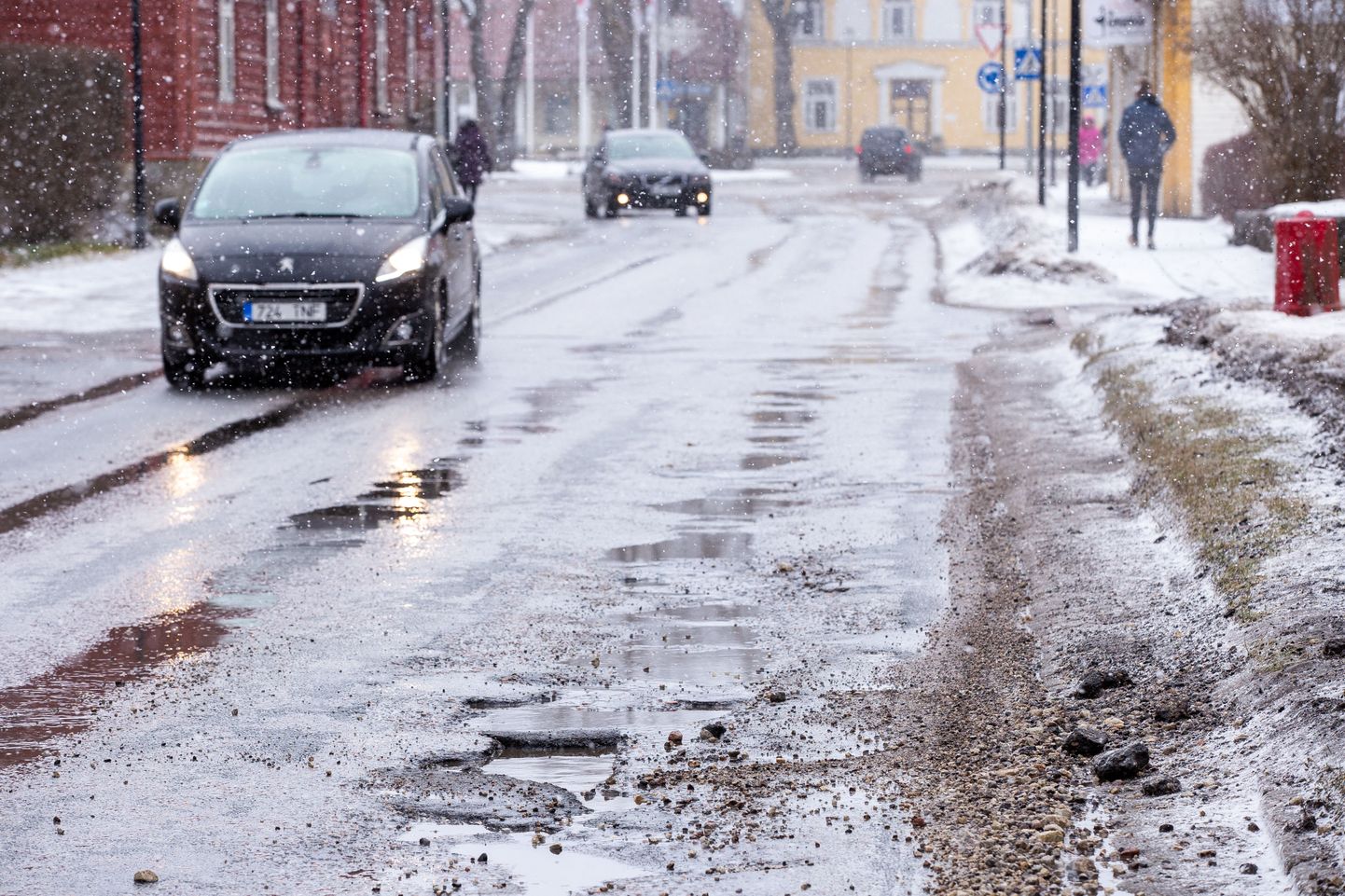Paide linn. Tallinna tänav. Teeaugud
Foto: Dmitri Kotjuh/ Järva Teataja