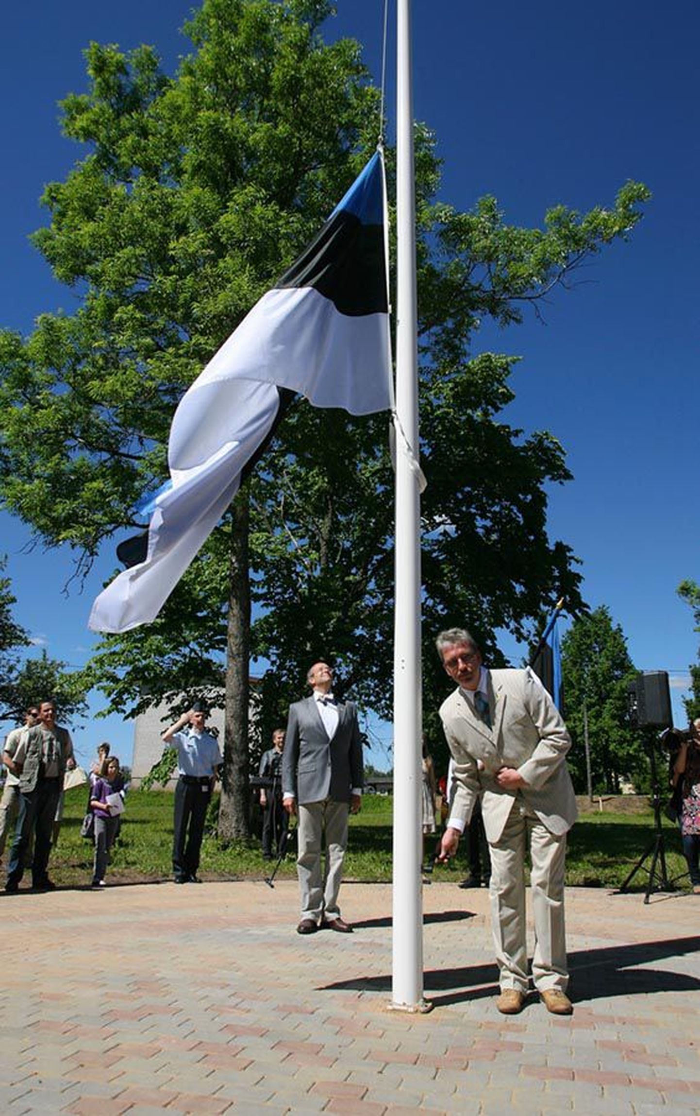 President Toomas Hendrik Ilvese ja teiste külaliste pilgu all heiskas vastsel väljakul riigilipu Kõpu vallavanem Tõnu Kiviloo.