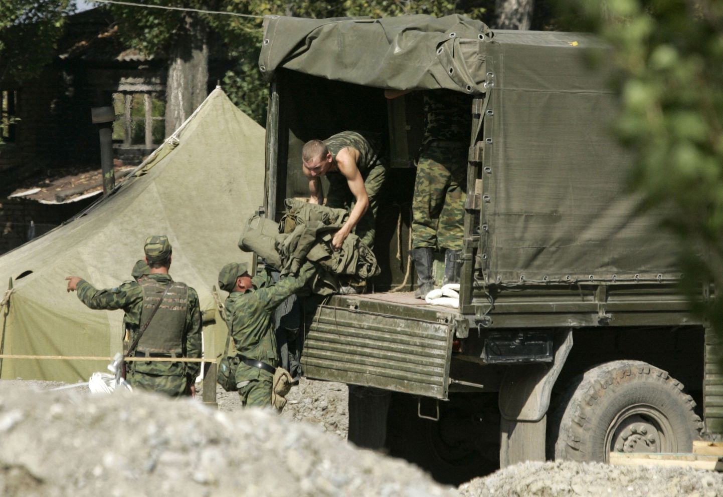 Vene sõjaväelased tegemas ettevalmistusi kontrollpunktidest lahkumiseks.