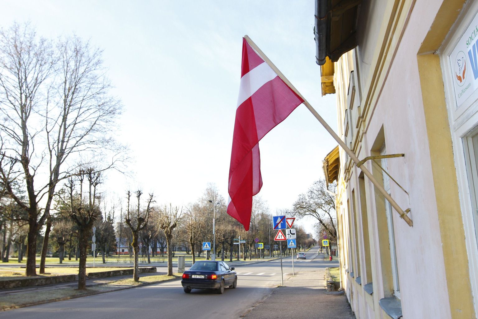 Lätis lehvivad homme riigilipud.