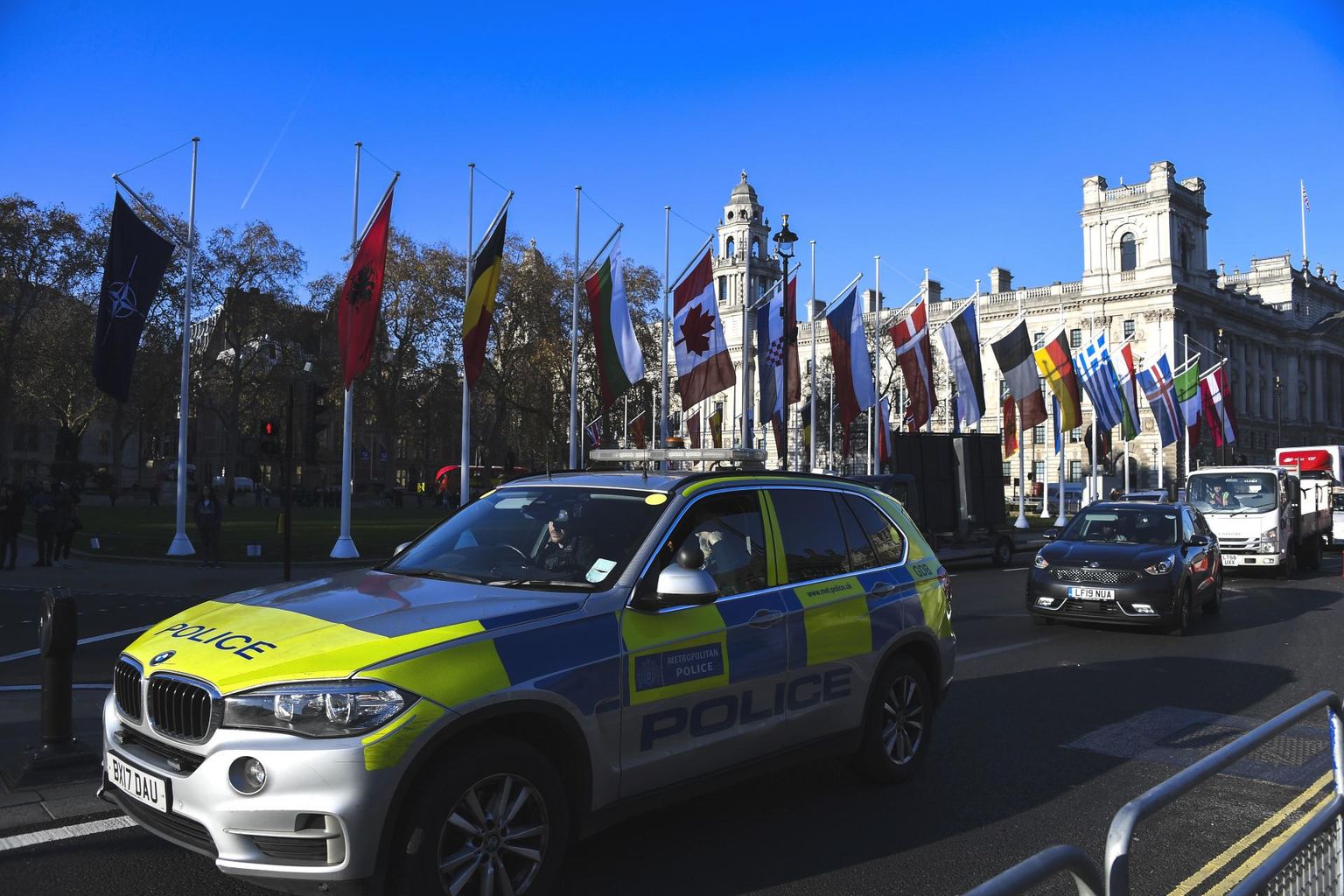 Liidrite kohtumise ootuses on Buckinghami palee juurde viiv teekonna lõpuosa Londonis juba NATO lippudega ehitud.