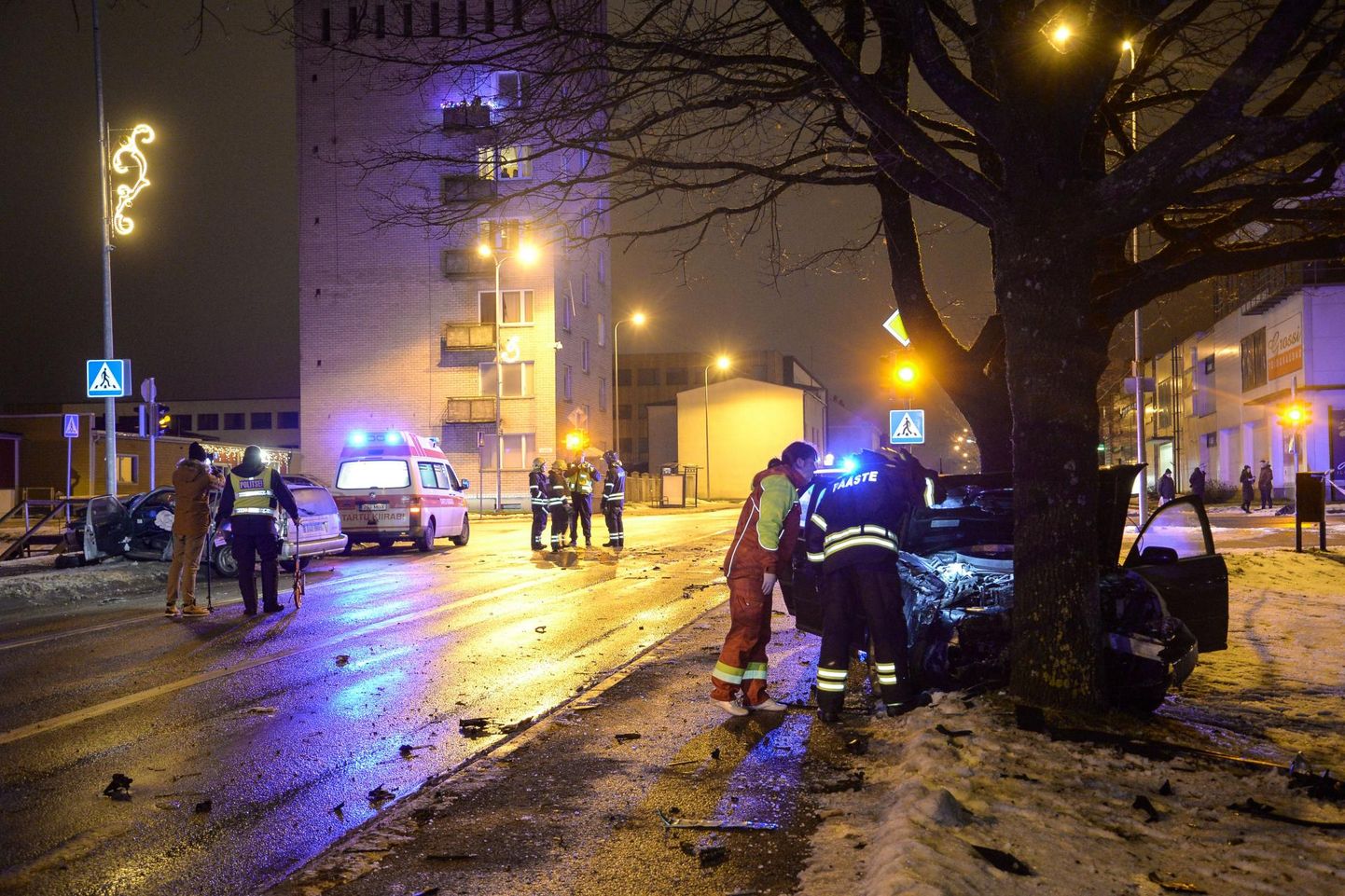Viljandis Jakobsoni tänaval põrkas kokku kaks autot, seitse inimest viidi haiglasse ning üks autojuht põgenes.