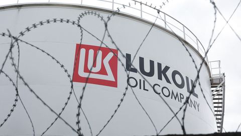 На фоне санкций США цена российской нефти упала до минимума за 2,5 года