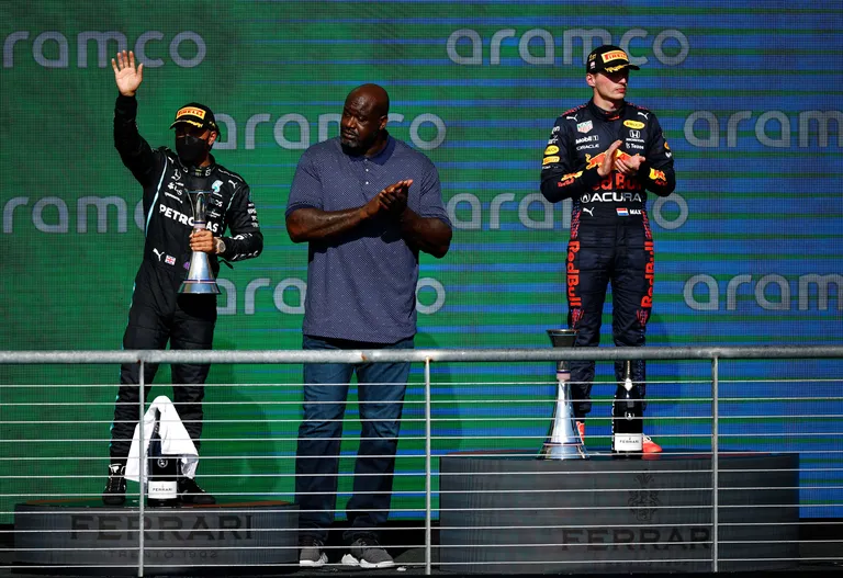 Šakils O'Nīls Formula 1 posma uzvarētāju apbalvošanas ceremonijā