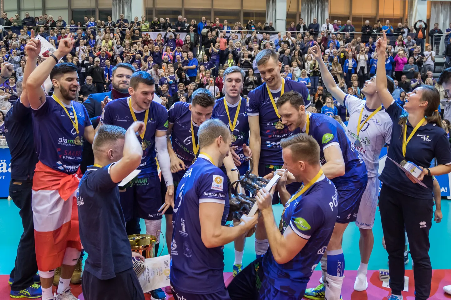 Saaremaa võrkpalliklubi mängijad tõstmas pea kohale Balti liiga võidutrofeed.
