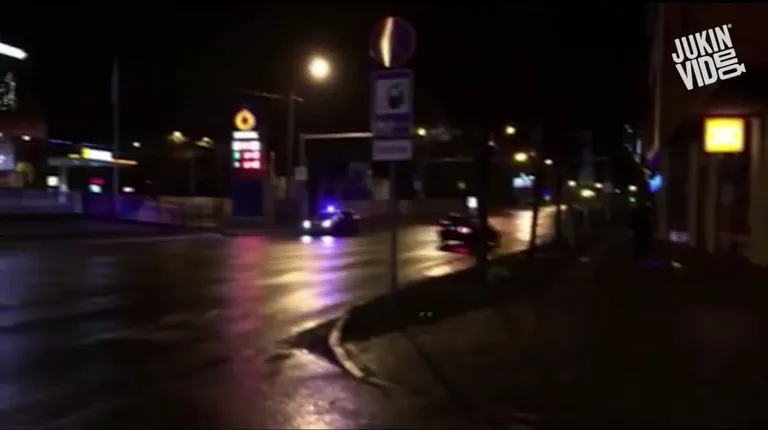 Rahvusvaheline meelelahutuskeskkond Jukinvideo, mis kogub lustakaid ja populaarseid kaadreid kogu maailmast, postitas aasta alguses Facebooki video, mille tegevus toimub Pärnus Port Arturi lähistel Pikal tänaval.