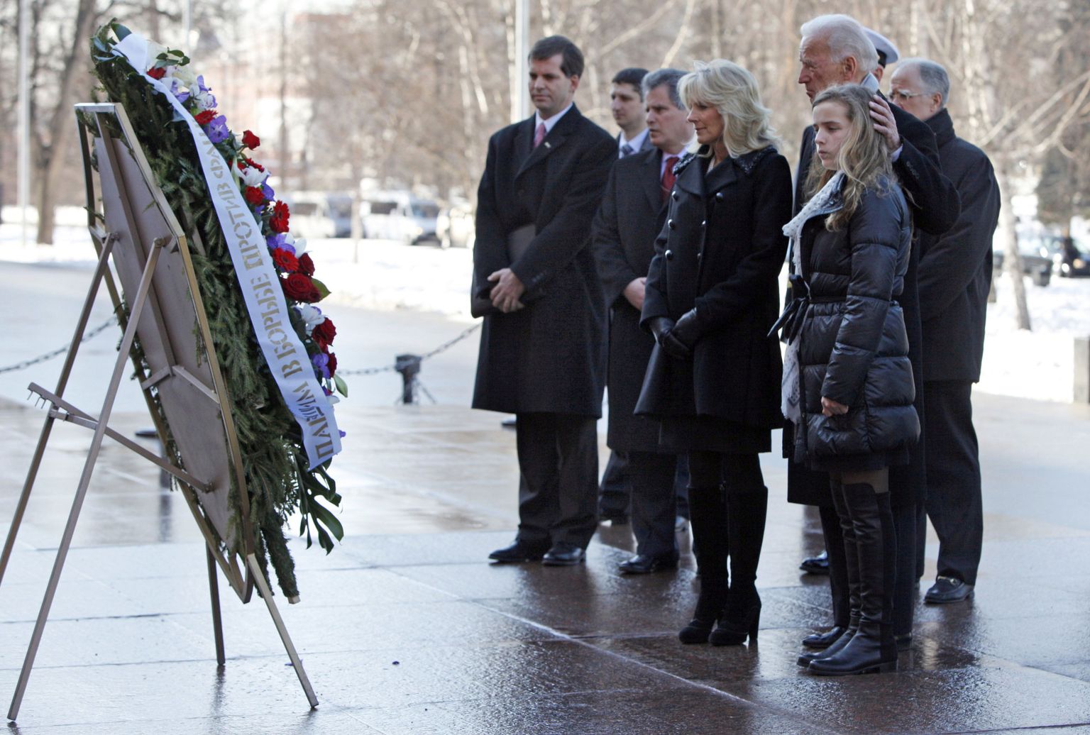 Joe ja Jill Biden koos pojatütre Finneganiga tundmatu sõduri haua juures Moskvas 9. märtsil.