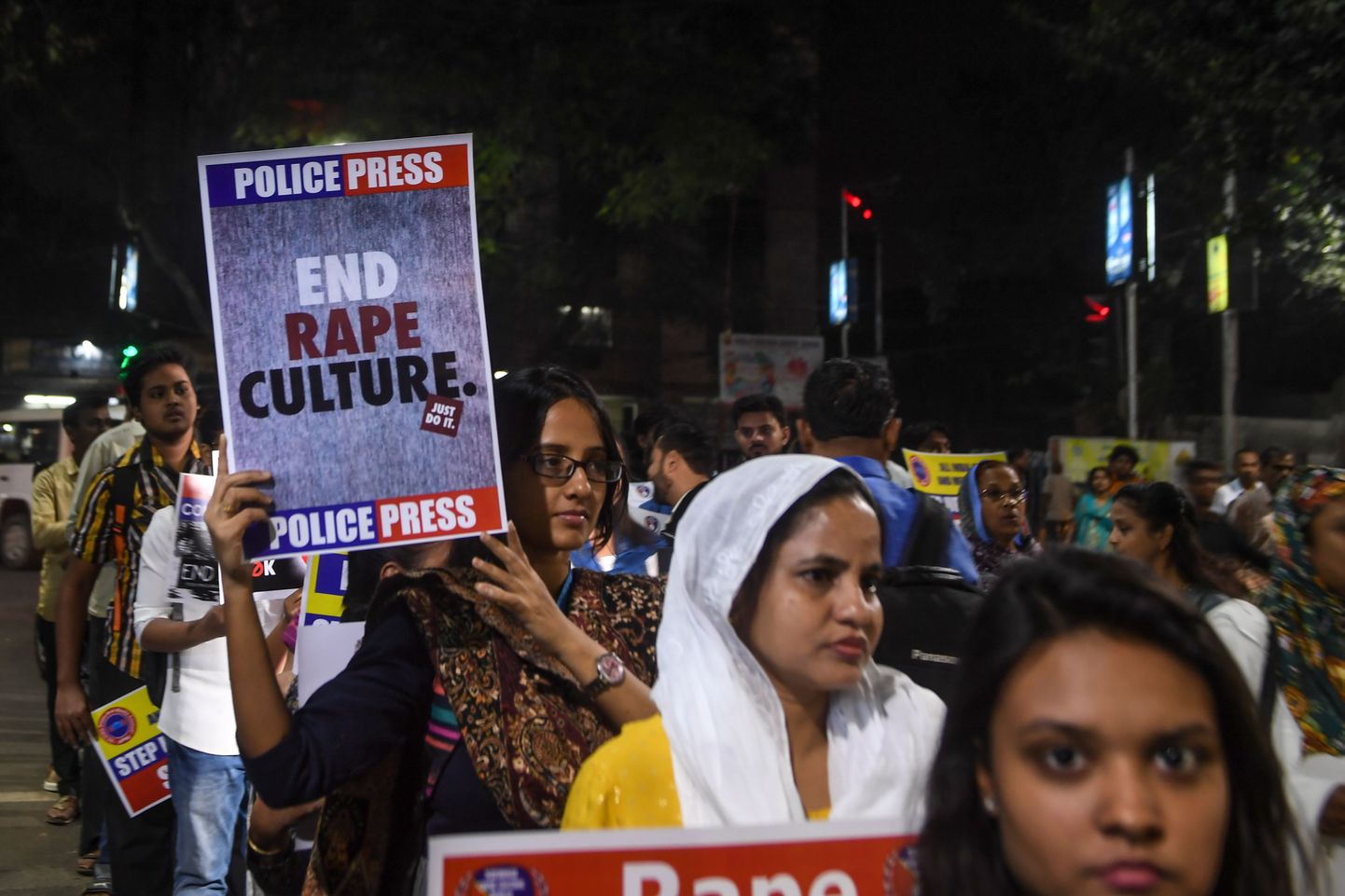 Cilvēki Indijā protestē pret "izvarošanas kultūru".