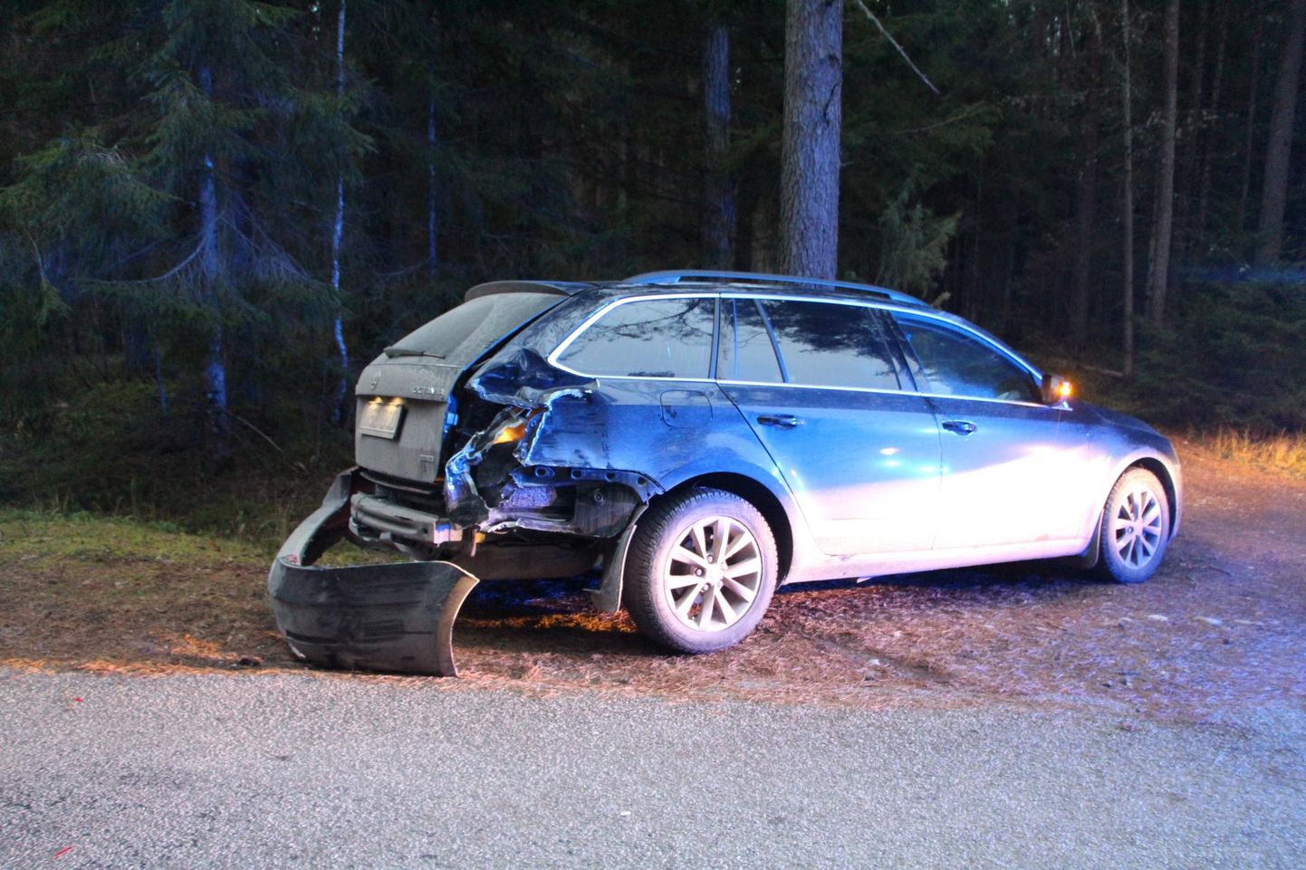 Karepa külas toimunud liiklusõnnetuses sõideti neljapäeval otsa tee äärde pargitud sõidukile Škoda Octavia. Politsei otsib õnnetuse pealtnägijaid.