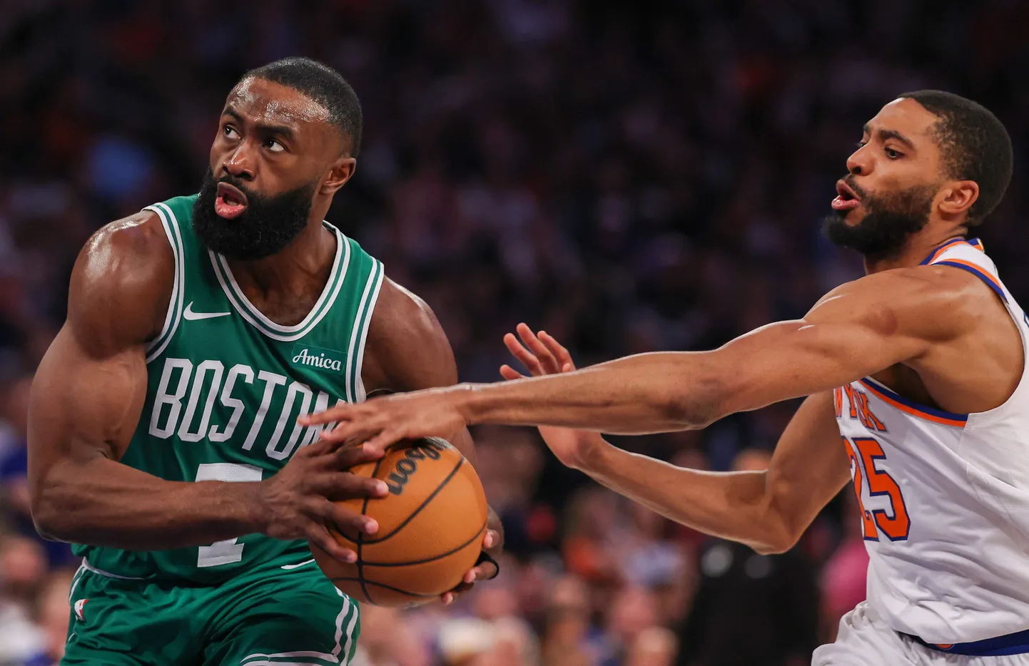 Jaylen Brown (vasakul).