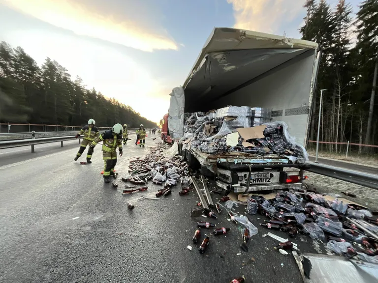 Häädemeeste vallas Reiu külas Via Baltical juhtunud liiklusõnnetuses paiskus teele reka õllelaadung.