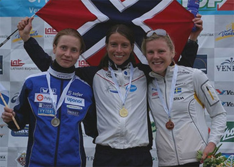 Dāmu sprinta sacensību pjedestāls. No kreisās uz labo - otrās vietas ieguvēja somiete Heili Jukola, čempione Anne Margrēte Hauskena no Norvēģijas un bronzas medaļniece zviedriete Helēna Jansone. 