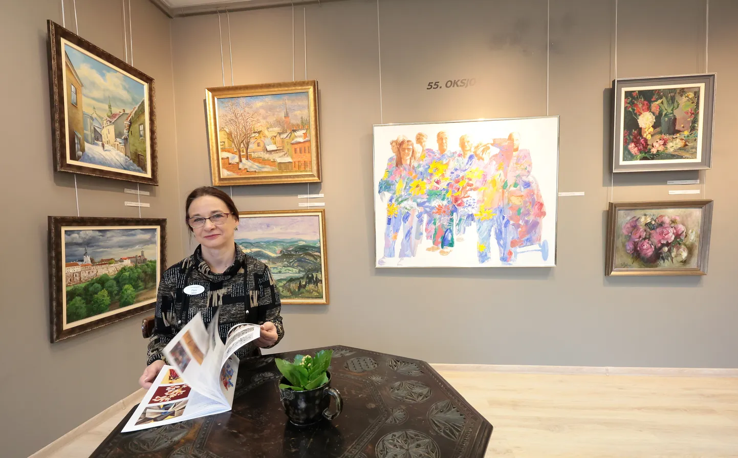 E-kunstisalongi juhataja Daisi Kahuri selja taga püüab pilku Enn Põldroosi 2007. aasta teos «Külalised». Maali on esile tõstetud kunstniku loomingut tutvustavas raamatus ning eksponeeritud näitustelgi. «Uhke tunne,» sõnas Kahur teost silmitsedes.