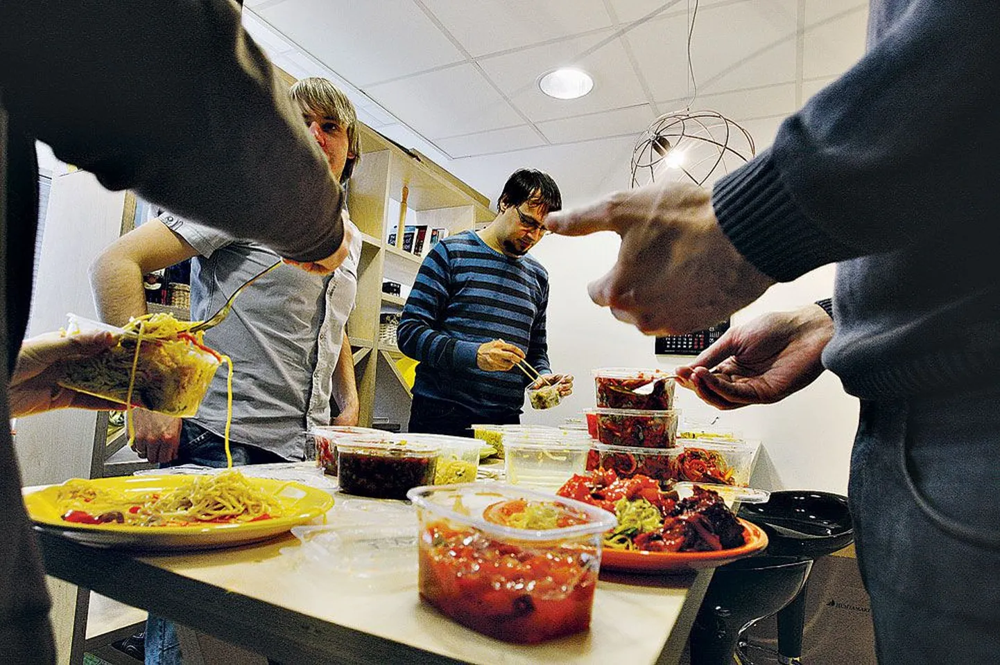 Arendajate ettepanekul hakkas ZeroTurnaround igal reedel firma kulul lõunasööki pakkuma, et võimendada töötajate ühtsustunnet ja luua võimalusi terve meeskonnaga koos olemiseks. Läinud reedel kattis laua hiina restoran.