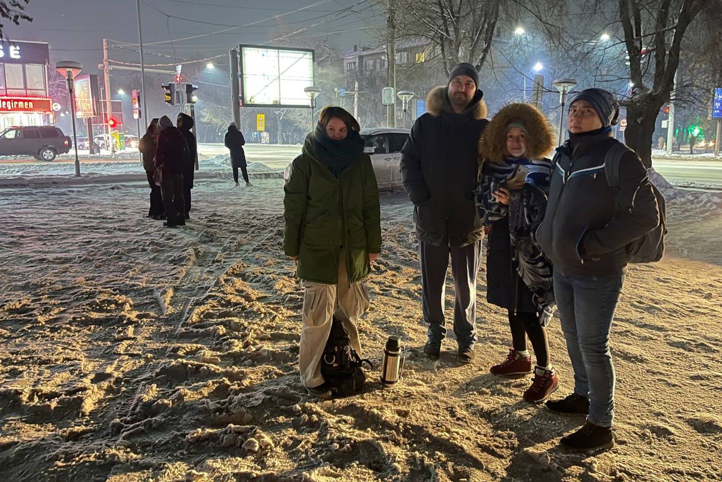 Maavärina tõttu tänavale kogunenud inimesed Almatõs, Kasahstanis.