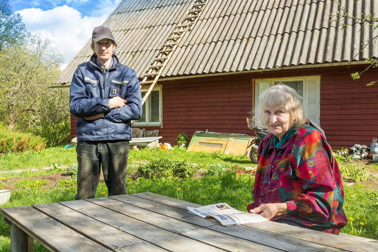 Uibomäe talu elanikud Vahur Tiks (vasakul) ja ema Silvia Tiks suutsid raskevõitu eluolu kirjelduse vahele ka naeratada. Silvia muretses küll, et taamalt paistvate lillepeenra ja maja hooldamiseks ei ole viimasel ajal jõudu jätkunud.