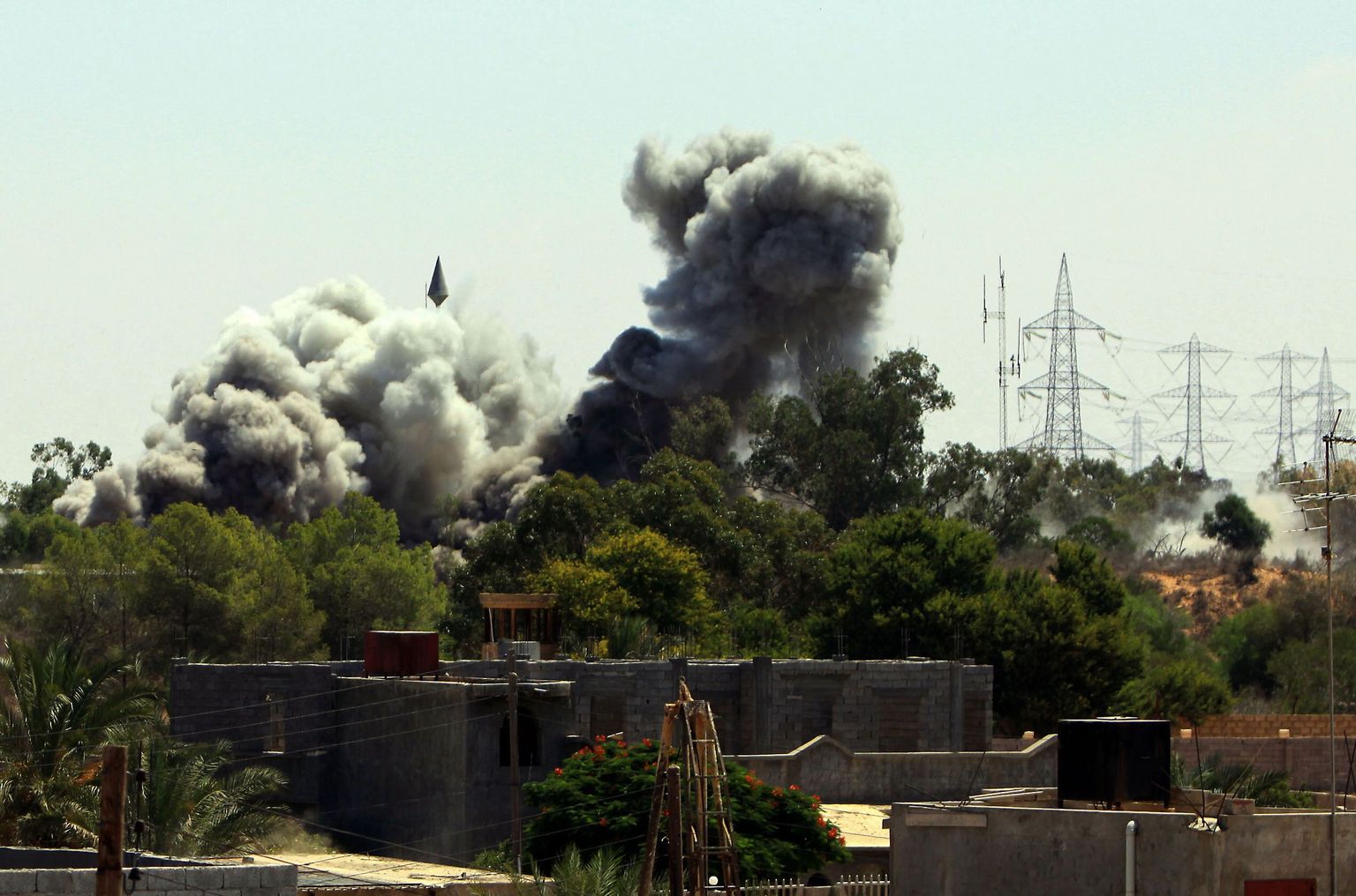 NATO õhurünnakud Tajura linnaosale Liibüa pealinnas Tripolis.