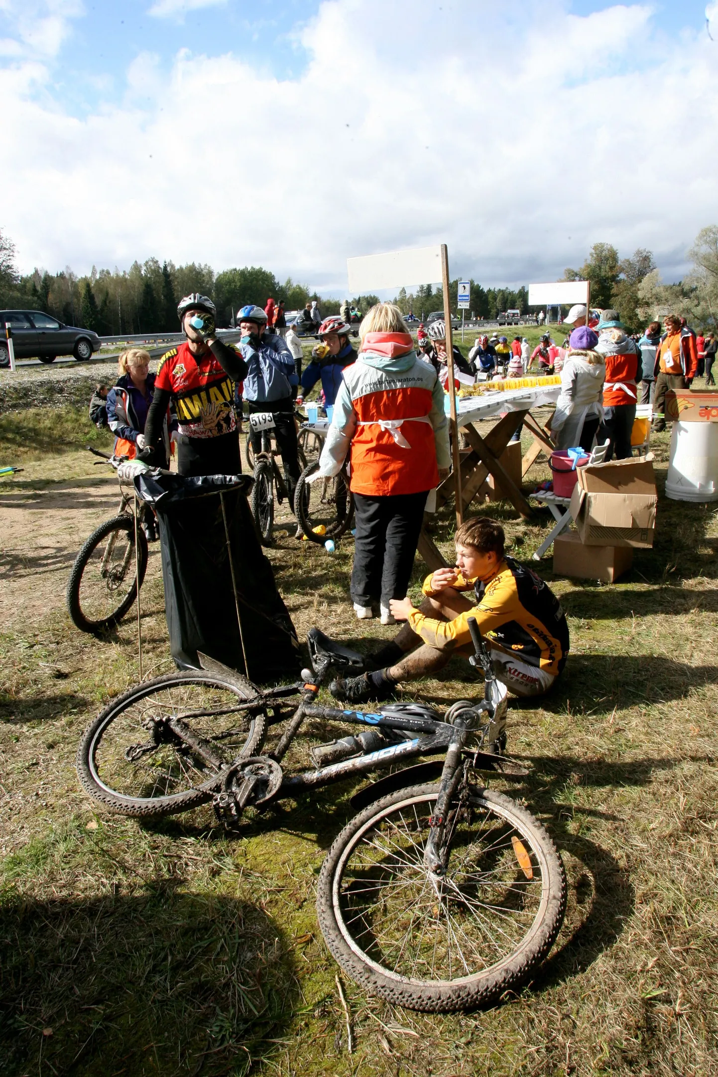 13. Tartu rattamaraton. Ratturid Palu toitlustuspunktis.