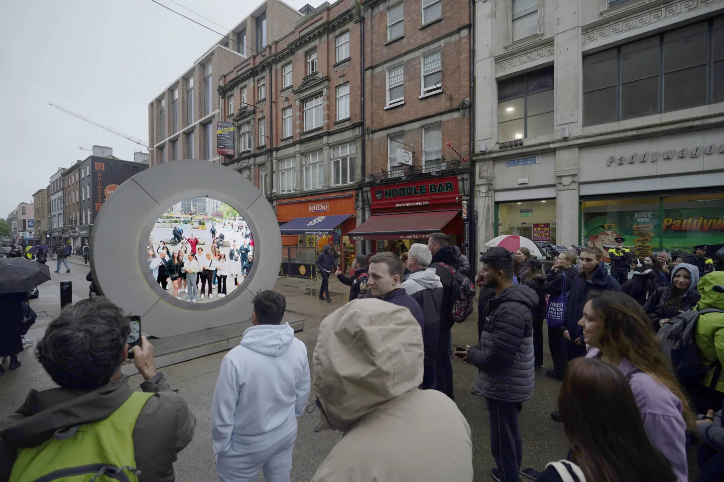 Художественная инсталляция, представляющая собой круглосуточную прямую трансляцию, позволяющая жителям Дублина в режиме реального времени видеть, что происходит в Нью-Йорке и наоборот.