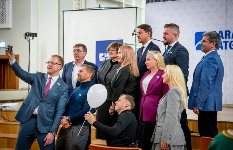 Члены правления и думы новой партии Андрея Элксниньша Sarauj, Latgale! Справа налево: первый ряд — Андрей Элксниньш, Денис Сарафанюк, Дмитрий Валайнис и Анна Нарышкина. Второй ряд — Валений Кононов, Наталья Кожанова, Виктория Споране-Худояна и Ливия Янковская. Третий ряд — Игорь Прелатов, Андрис Морозов и Анатолий Гжибовский.