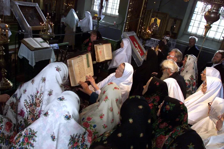 Sel aastaid tagasi tehtud fotol peavad jumalateenistust Varnja küla vanausulised. Jumalateenistustel on väga oluline osa ühehäälsetel lauludel, mis on kirjas vanades kirikuraamatutes.
