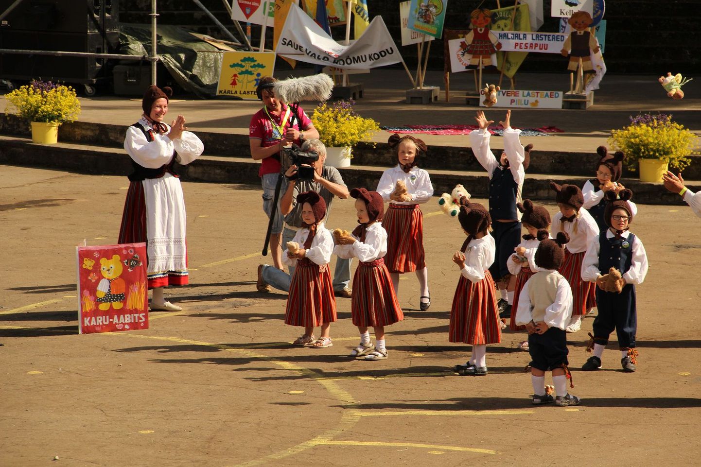 Pärnu Mai lasteaia mudilased osalesid Rakveres toimunud eelkooliealiste laste tantsupeol.