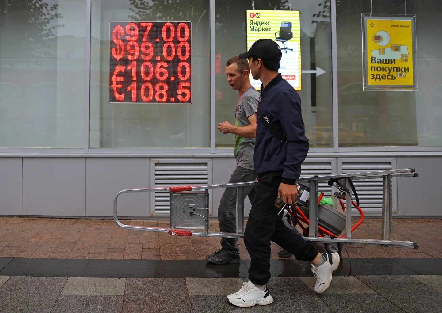 Veel reedel oli dollari kurss Moskva valuutavahetuspunktides keskmiselt 98 rubla.