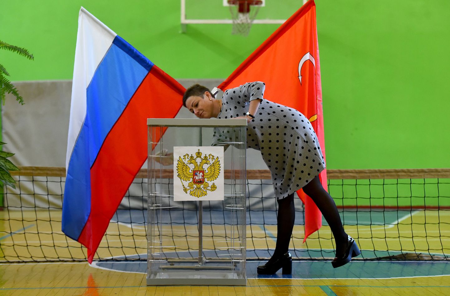Sanktpēterburgas vēlēšanu iecirkņa darbiniece sagatavo vēlēšanu urnu.
