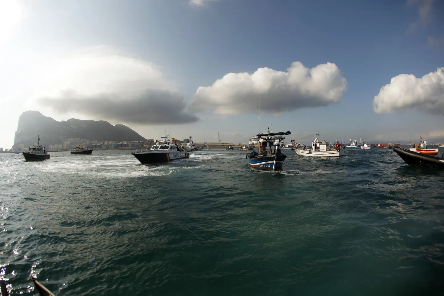 Gibraltari rannavalve üritab mässavaid Hispaania kalureid ohjeldada. Rahvuslaste kahjustatud tehisrifi ehitamine tekitas Hispaania ja Ühendkuningriigi vahel palju paksu verd.