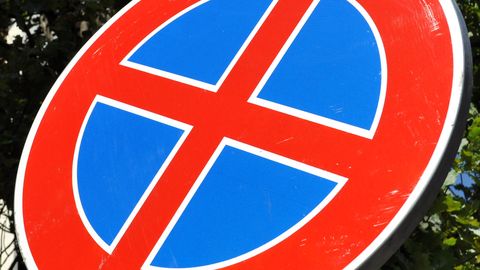 На рижских улицах расширяют постоянные запреты на остановку