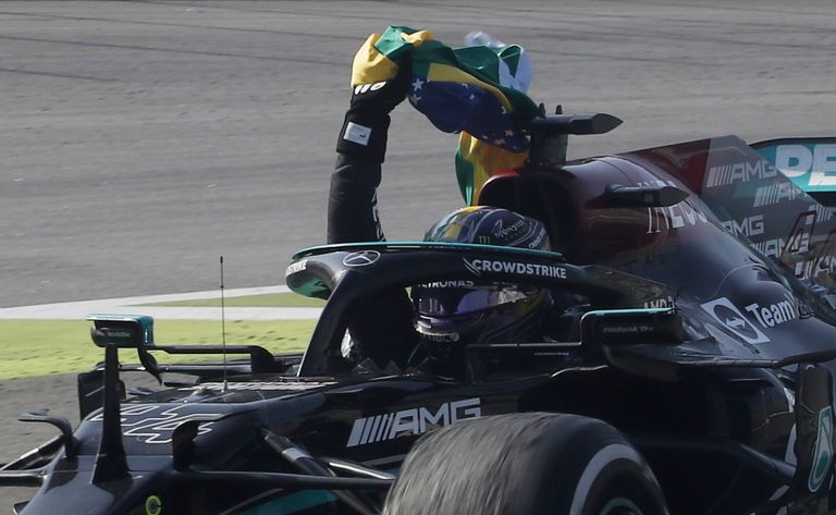 Lewis Hamilton Brasiilia lippu lehvitamas. 