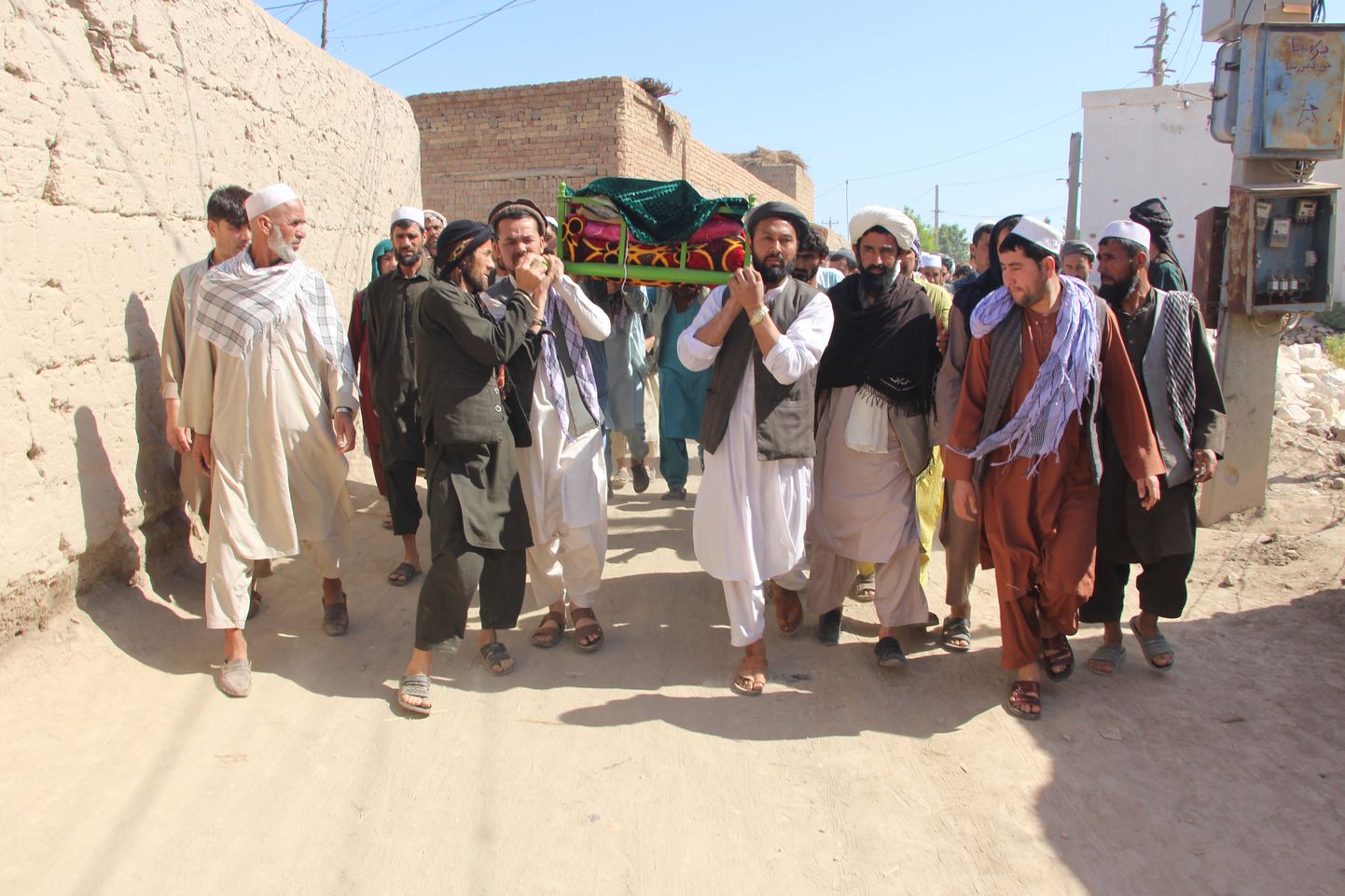 Kunduzi mošeeplahvatuse ohvrite matused.