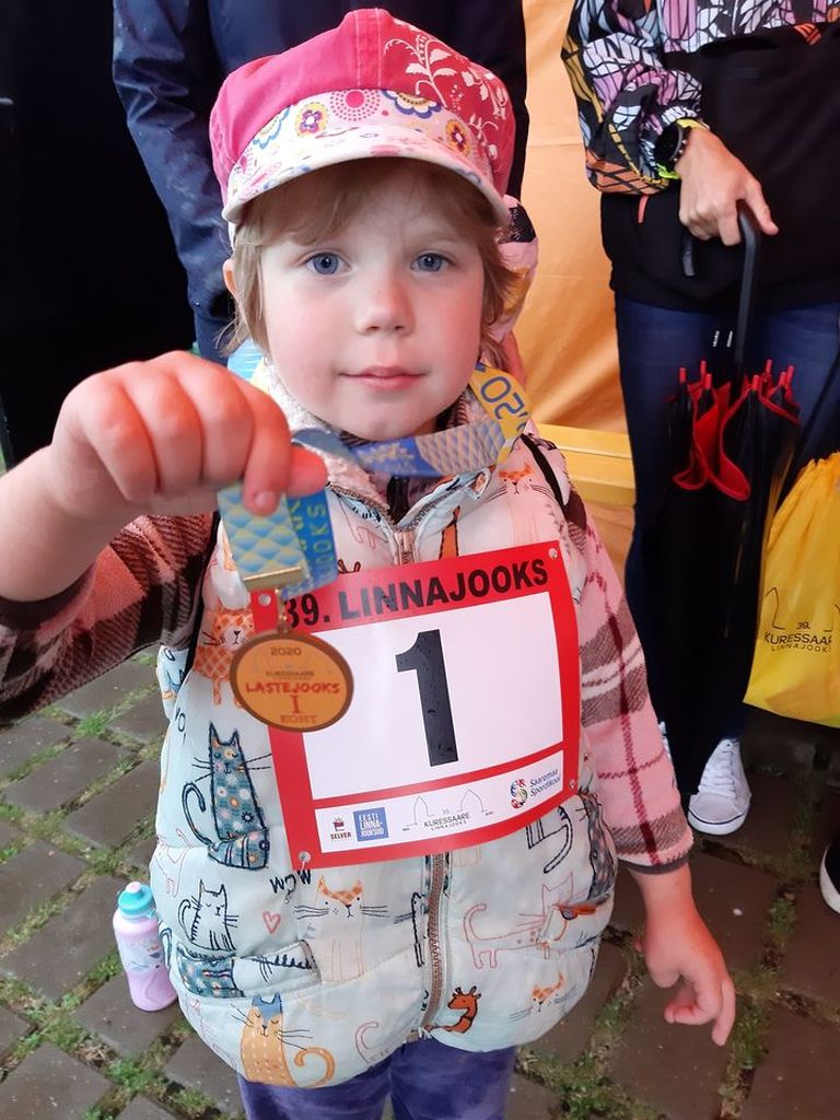 5-aastane Kelli-Liisa oli enda esimese jooksuvõistluse üle väga uhke.