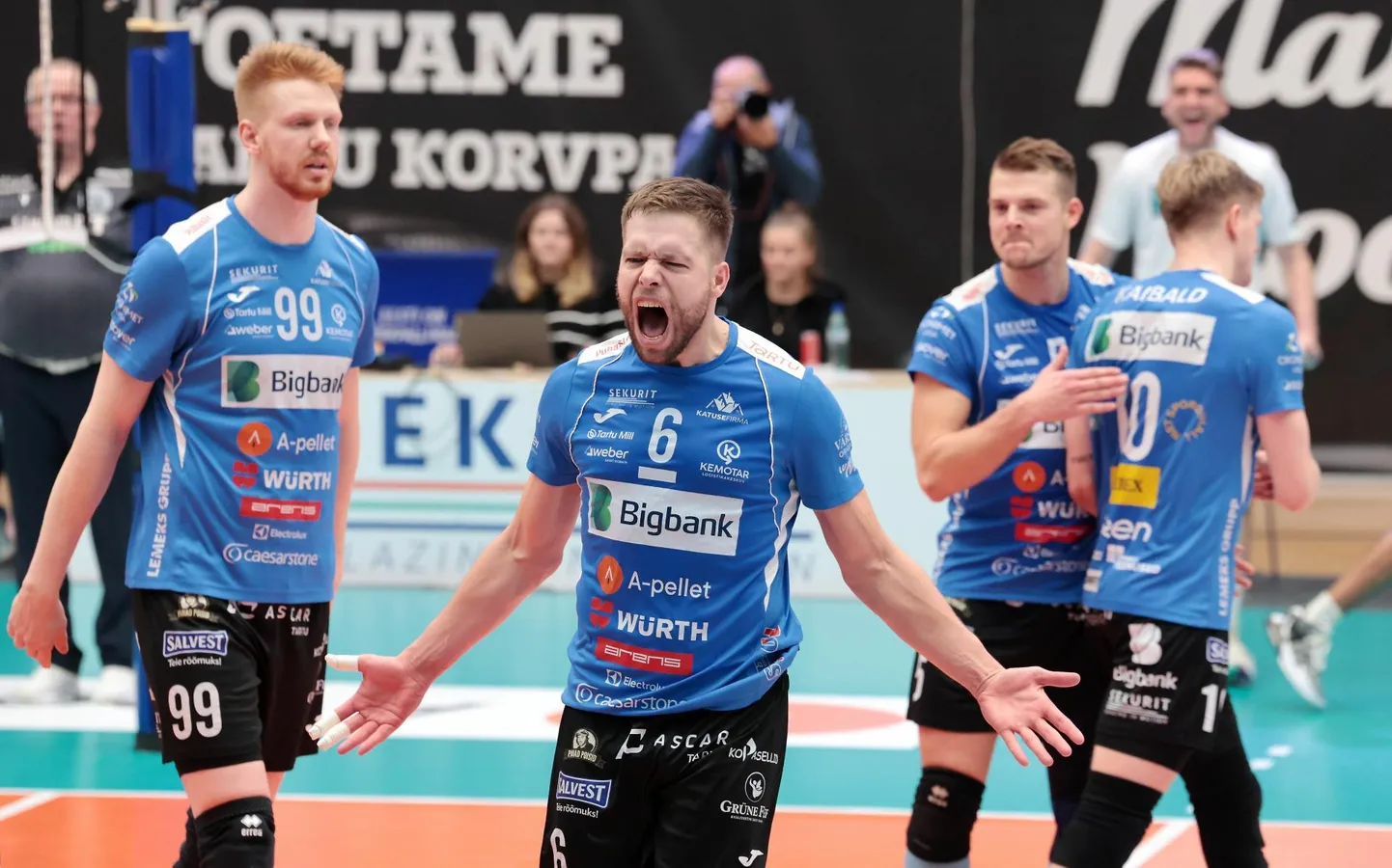 Cronimet-liiga finaal: Tartu Bigbank vs. Pärnu Võrkpalliklubi. Keskel tartlaste kapten Martti Juhkami.