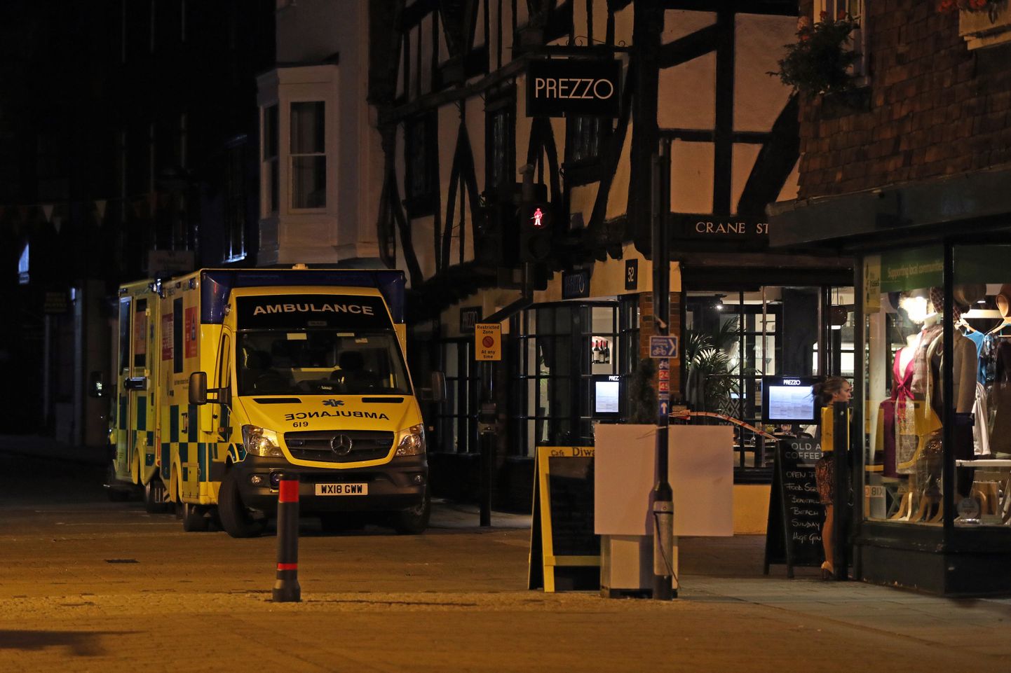 Kiirabisõidukid pühapäeval Suurbritannias Salisbury linnas Prezzo restorani juures.