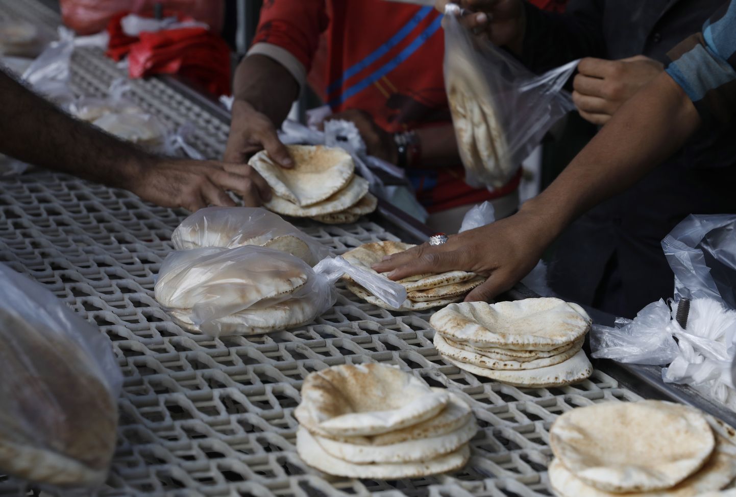 Jeemenis jagatakse toidunappuse tõttu tasuta saiu.