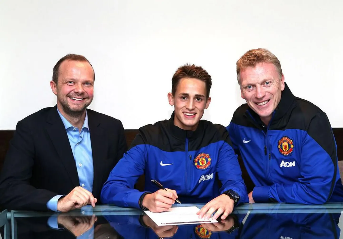 Adnan Januzaj (keskel) sõlmis Manchester Unitediga viie aasta pikkuse lepingu
