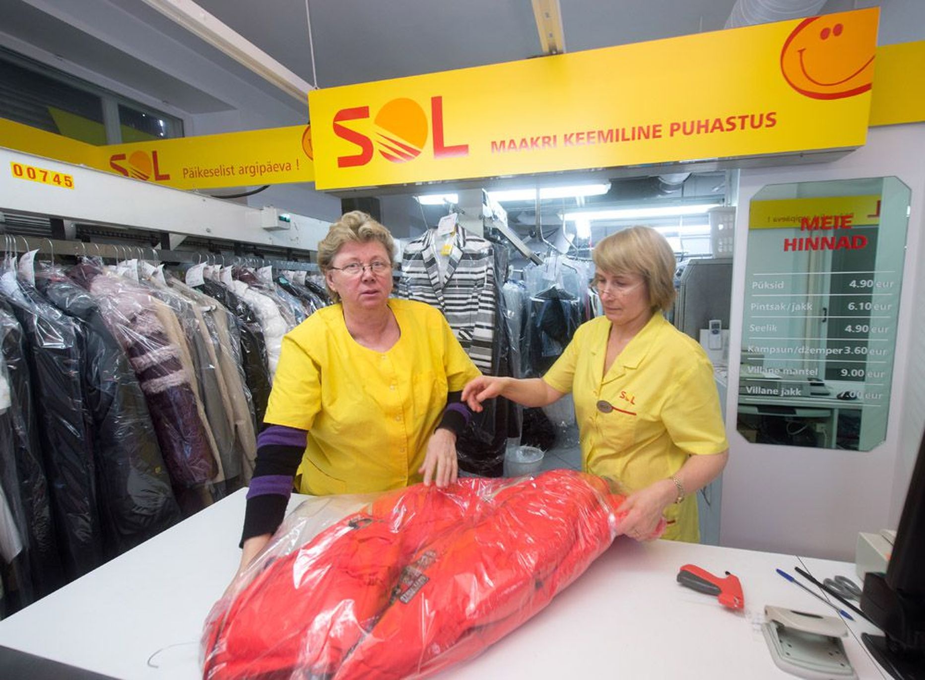 Riidepuud SOLi pesumajade juhataja Anu Tiide (vasakul) ja teenindaja Hille Orri selja taga on talverõivaid täis.