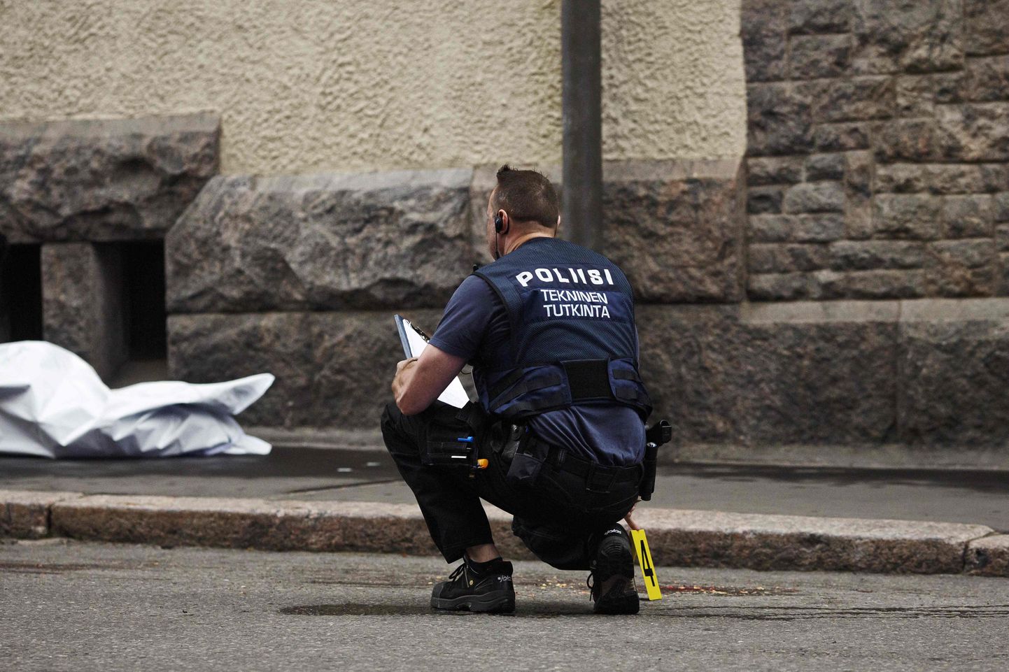 В Хельсинки двое взрослых и ребенок получили ножевые ранения.