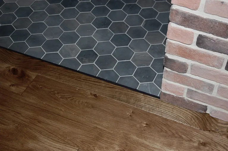 Esikupõrand ja tammepõrand lähemalt vaadates.
