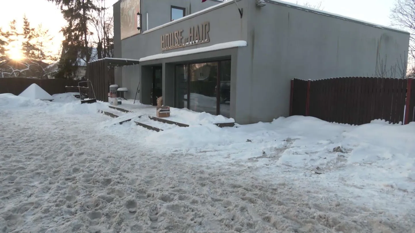 Raidījums: Sabiedrībā pazīstamam frizierim Mārupē klientu klātbūtnē tiek uzteiktas īres telpas
