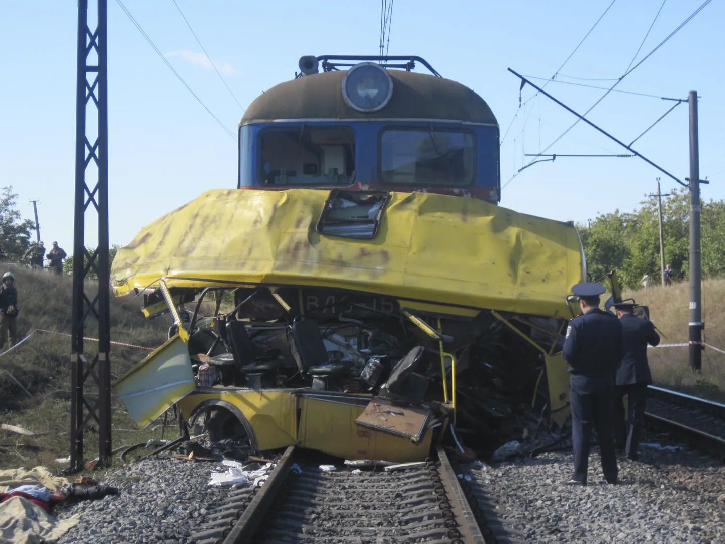 На Украине рейсовый автобус столкнулся с железнодорожным локомотивом.